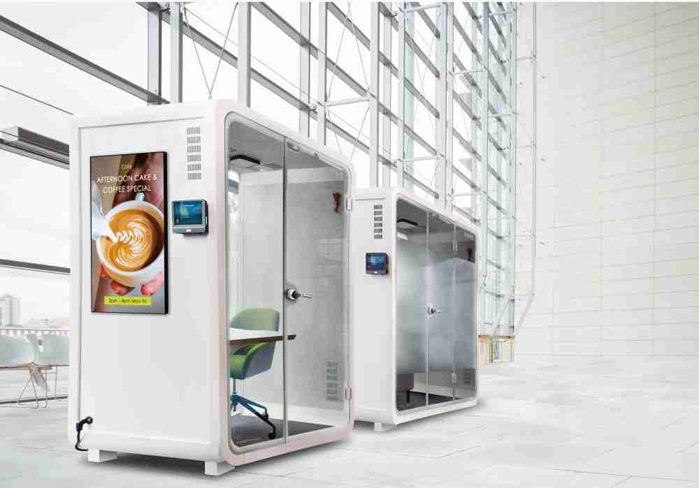 尊龙集团子公司达擎之智慧行动办公舱，，采用PDLC智能调光玻璃设计，，透过通电与断电的电流切换，，呈现透明与雾面效果，，，，具节能降耗特性并兼顾隐私，，，确保信息安全