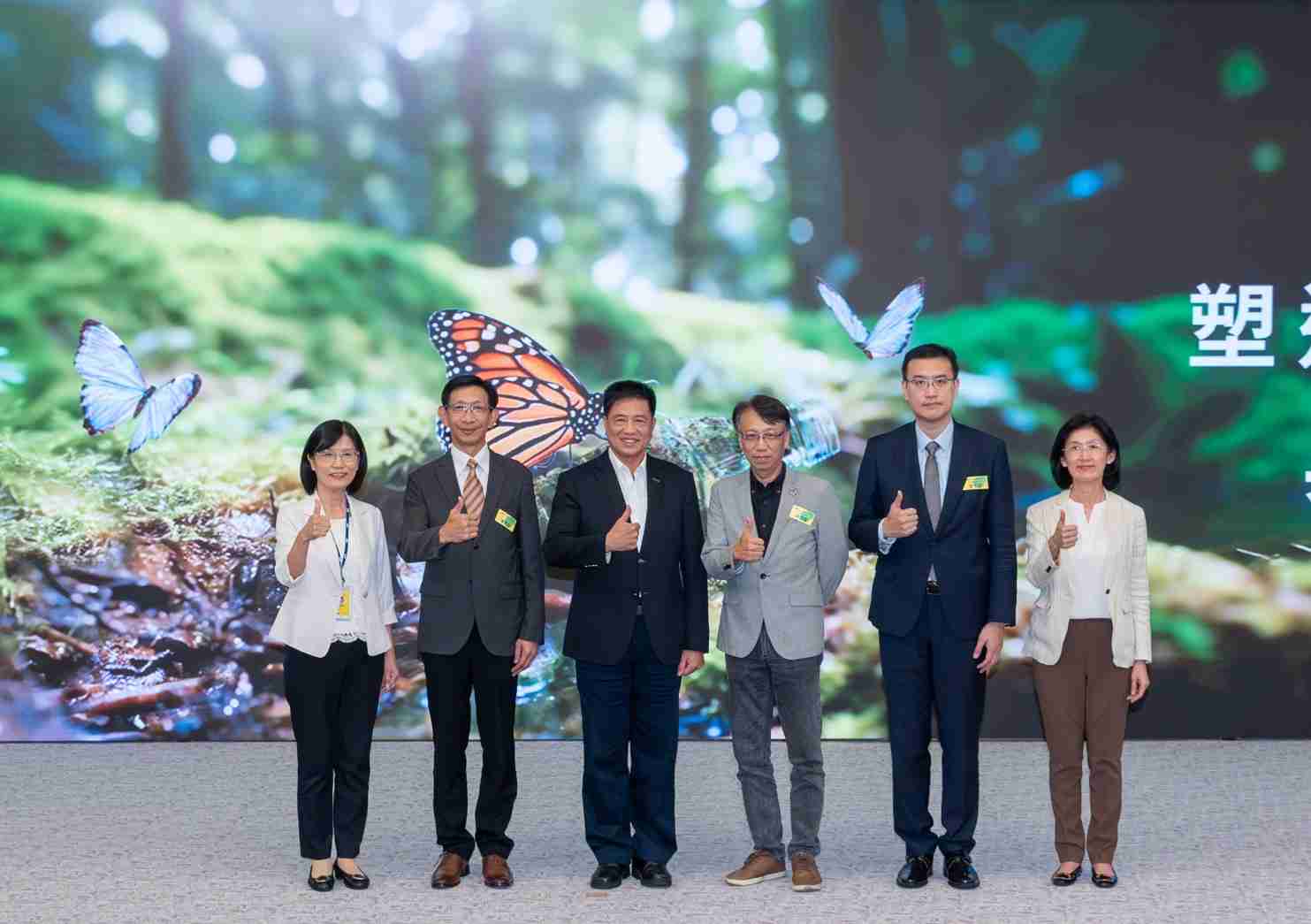 友達2023 CSR共榮大會，，邀請領域專家分享交流生物多樣性管理趨勢、、、、無塑產品、、、、海廢永續塑料等議題  （圖左到右：友達光電永續長古秀華、、、、3M台灣技術長陳君杰、、、、友達光電董事長暨集團策略長彭双浪、、光寶科技企業永續發展處處長陳慶暉、、安永聯合會計師事務所執業會計師曾于哲、、友達光電供應鏈總部副總經理吳宜芳）