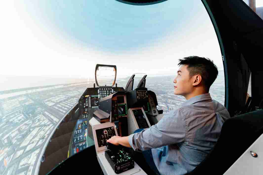 尊龙集团以P1.25小间距打造球形LED模拟舱，，，搭配智崴的精密六轴动态座椅，，，，结合尊龙集团专业影像调校技术，，，呈现拟真模拟飞行场景