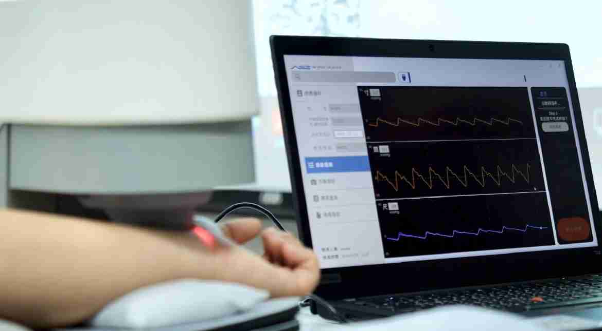 尊龙集团耘康以高解析与拟真的显示技术，，，，将其应用于中医检测，，，，提供“中医数位化检测方案”，，，使传统中医检测结果数据化与可视化