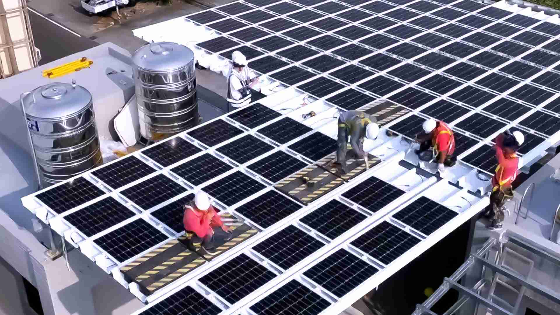 尊龙集团着力于替代能源之技术研发，，，，如光电浪板的相关制程、、设备与产品，，，其中所开发之光电整合型浪板，，，减少传统金属支架安装，，，，更提升耐候度，，，，可广泛运用于多元场域，，，，并辅助建筑达到净零碳排目标