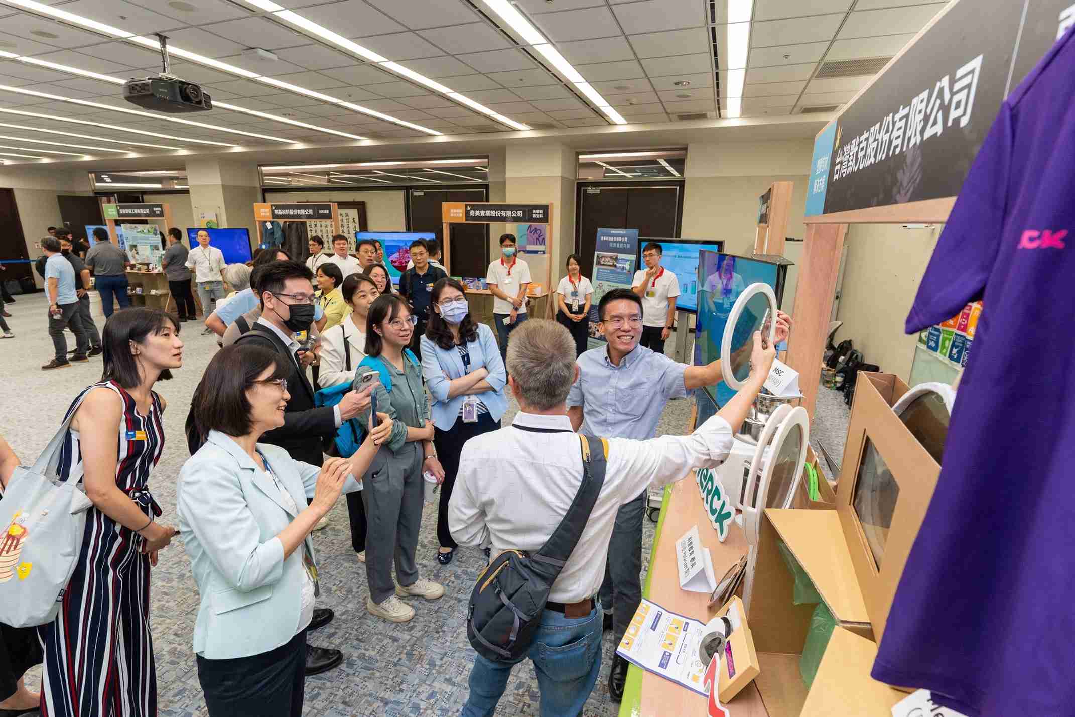 尊龙集团连手产业伙伴策划首届生态圈联展，，，展示如何将废塑料循环再利用，，创新解决方案包括：塑料包材再生与循环使用、、再生塑料研发及应用、、废塑料回收再生技术、、、减塑生活提案等