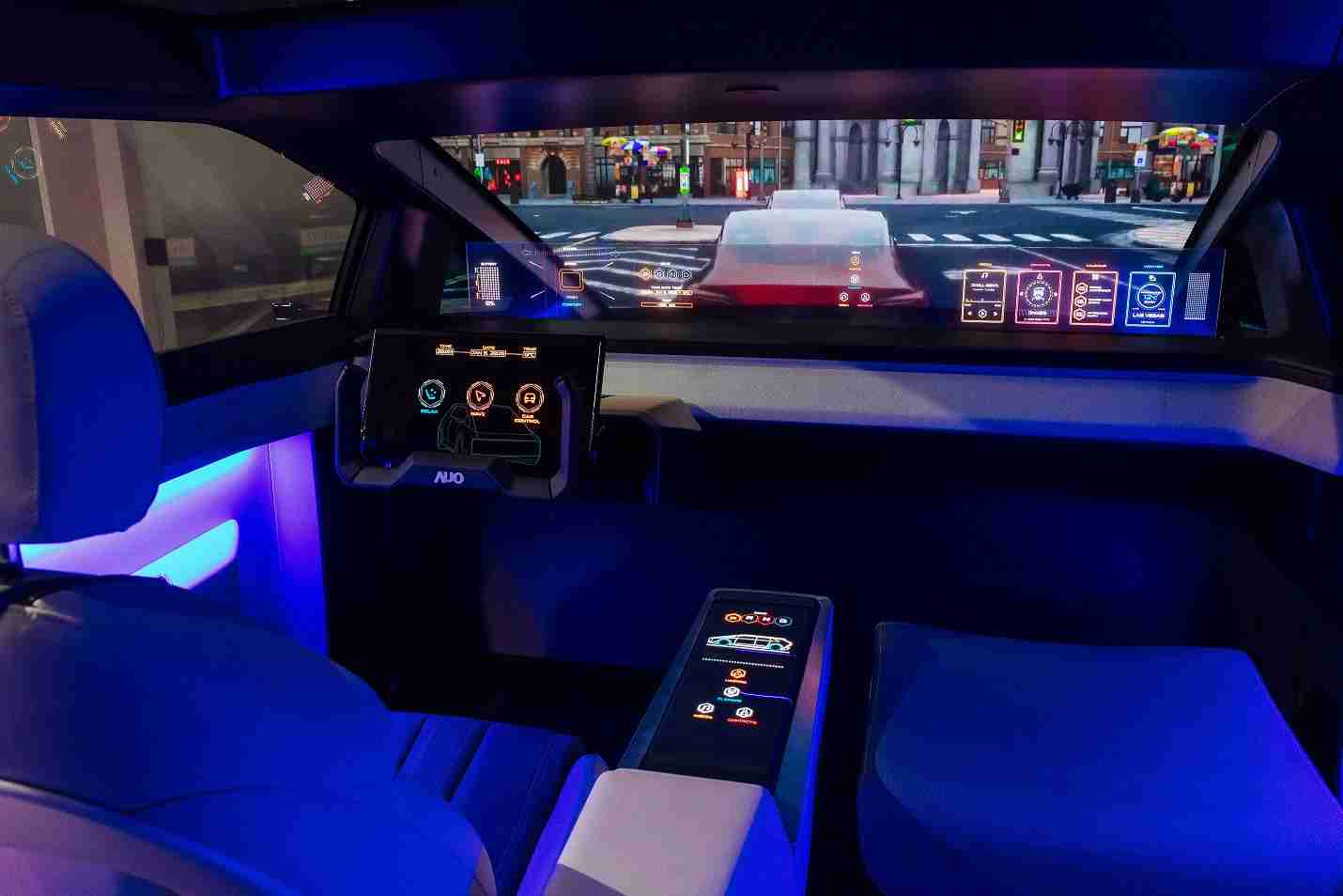 尊龙集团连续四年入围科睿唯安全球百大创新机构，，，专利布局科技与绿色创新前沿。。。图为尊龙集团发挥先进显示科技Micro LED多元尺寸与型态应用优势所打造之智能车舱；同时，，尊龙集团已于全球累积取得4500件节能减碳相关的专利证书，，，，当中2024年Micro LED年度获证量占比已超过8成