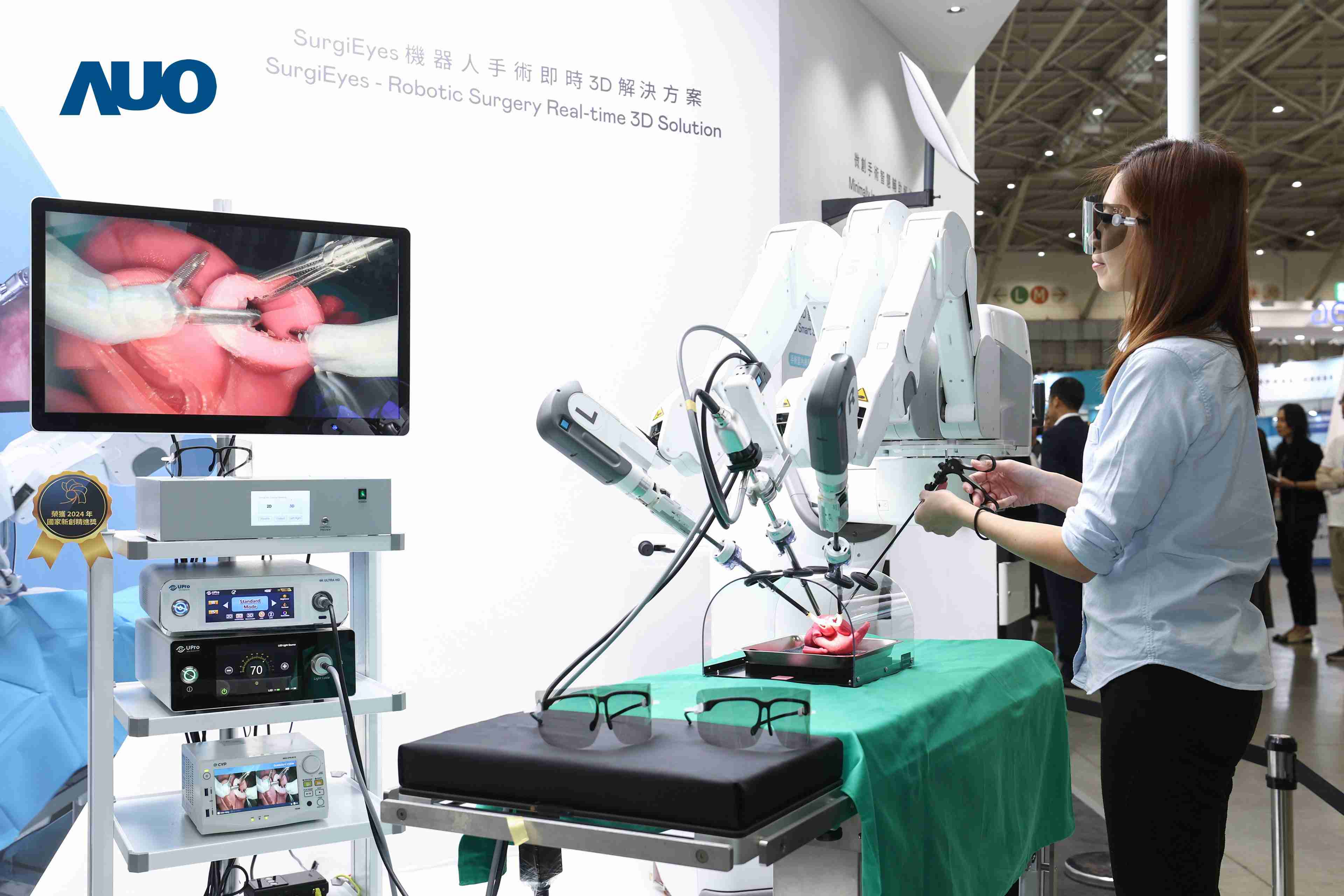 达擎以领先的3D显示技术推出〝SurgiEyes机器人手术实时3D解决方案〞，，，，整合先进3D图像处理与独家3D垂直宽视角、、、广色域的显示技术，，手术团队可实时同步主刀医师视角看到清晰3D影像，，，，提升沟通效率与安全性。。。。